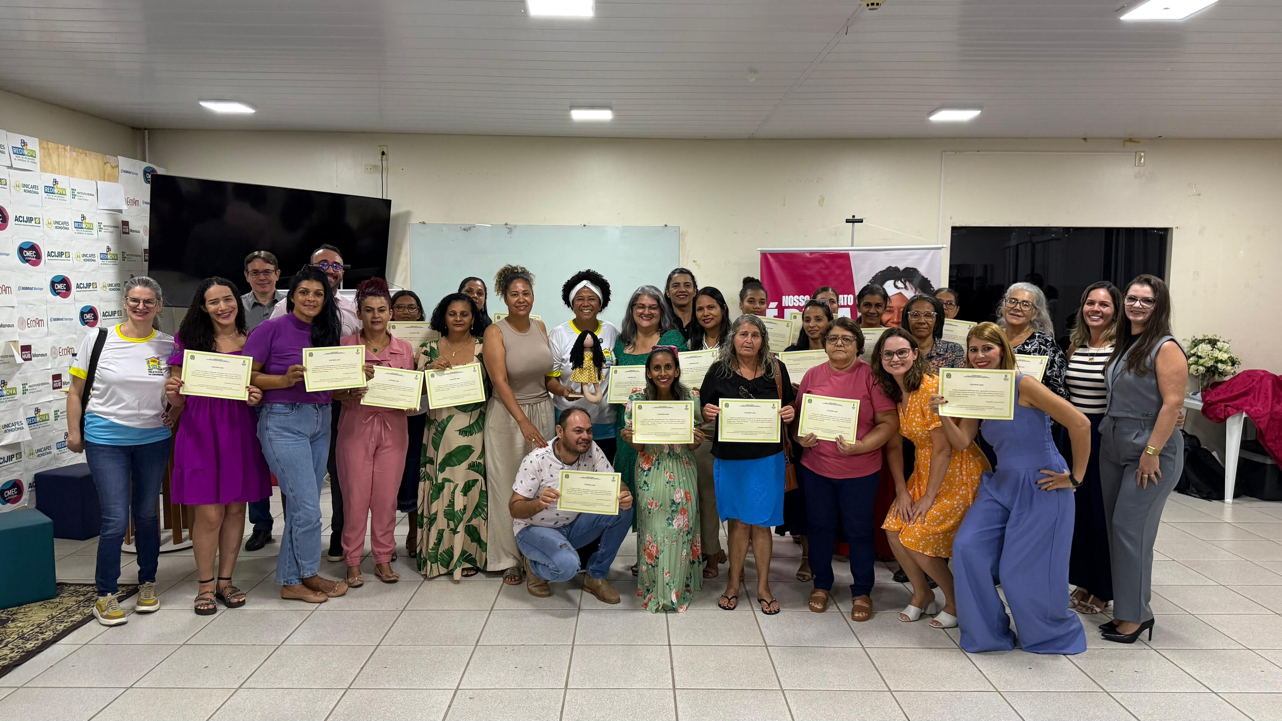 RESGATANDO ENCANTO INFANTIL - Projeto Casa da Comunidade, parceria da deputada federal com o Ifro Ji-Paraná, faz a entrega de certificados


